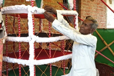 गया: चार पीढ़ियों से ताजिया बना रहा यह परिवार, 40 रुपये से शुरू हुआ था हुनर का सफर