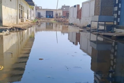 ग्राउंड रिपोर्ट: वोट के बाद वादे हुए गायब, गुर्जर कॉलोनी की गलियों में बह रहा सीवर का गंदा पानी