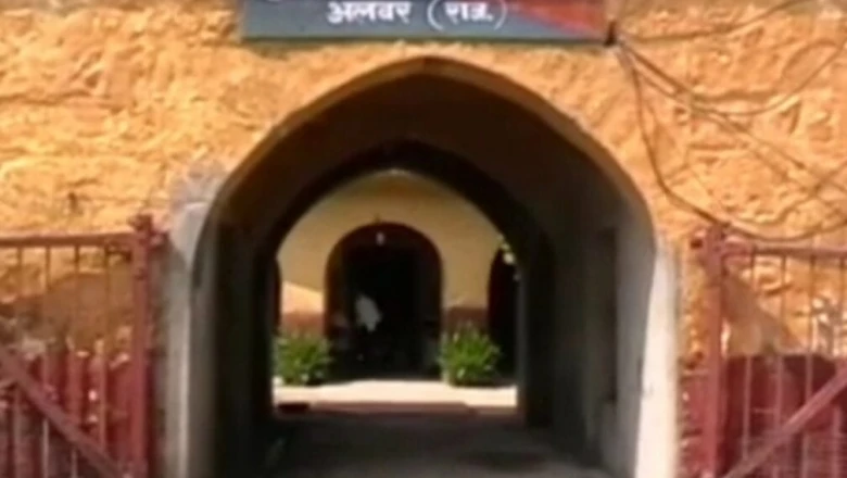 अलवर: 5 साल की बच्ची से दरिंदगी के बाद टहला में भारी उबाल, आक्रोशित ग्रामीणों ने पुलिस को घेरा