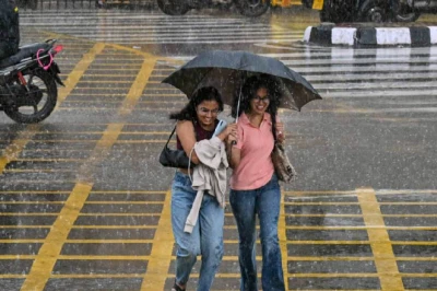देश के 14 राज्यों में भारी बारिश का अलर्ट, दिल्ली-NCR में 50 किमी की रफ्तार से चलेंगी हवाएं