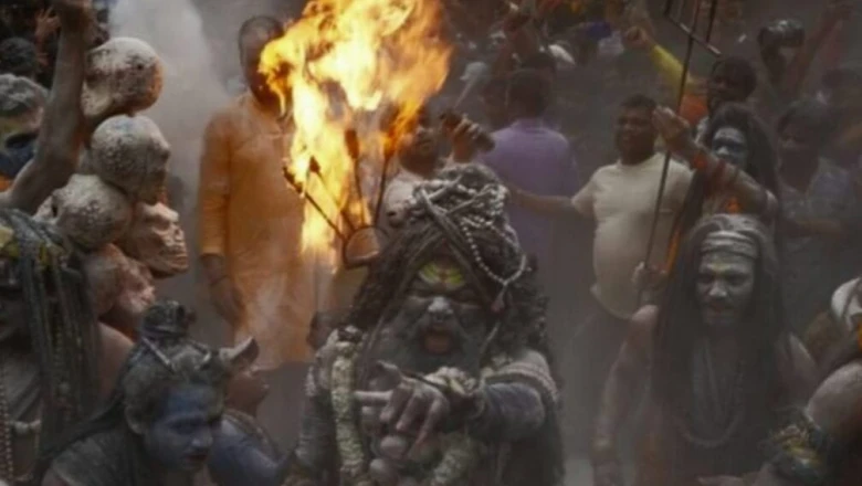काशी के 4 अद्भुत और रहस्यमयी रिवाज: जलती चिताओं पर नृत्य से लेकर उबलती खीर से स्नान तक