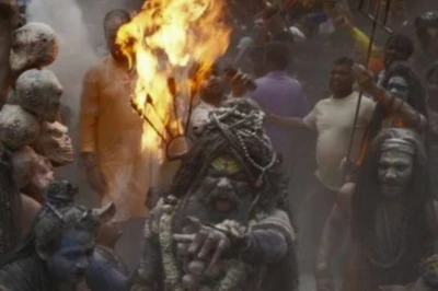 काशी के 4 अद्भुत और रहस्यमयी रिवाज: जलती चिताओं पर नृत्य से लेकर उबलती खीर से स्नान तक