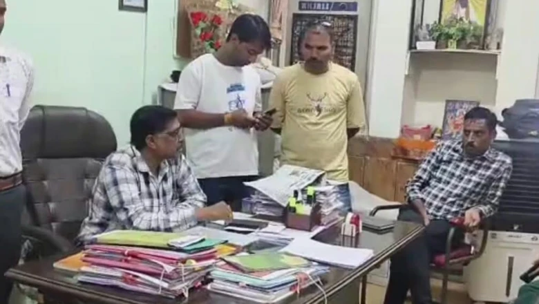 नीमच में घूसखोरी का बड़ा खेल, एक लाख रुपये की रिश्वत लेते दो अधिकारी गिरफ्तार