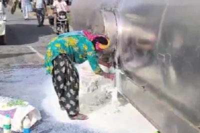 अलवर में सड़क पर बहा हजारों लीटर दूध, बहरोड़ हाईवे पर पलटा टैंकर तो मची लूट