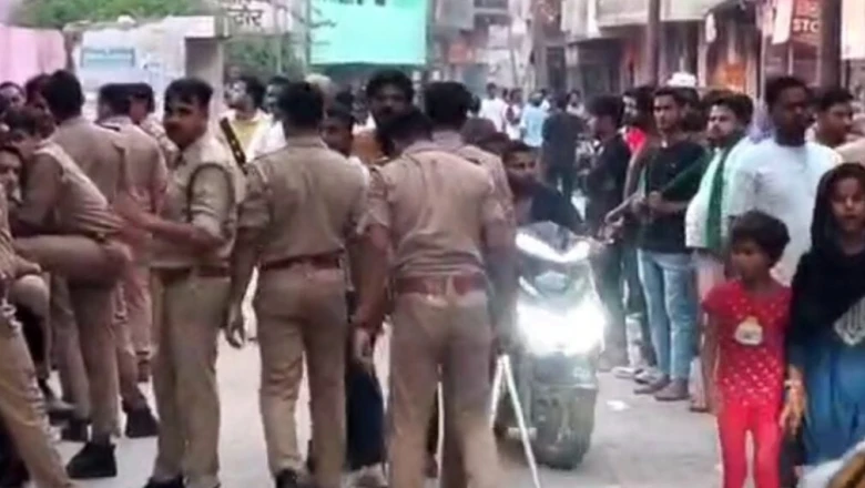 उत्तर प्रदेश के एटा में मुहर्रम जुलूस के दौरान बड़ा हादसा, हाईटेंशन लाइन की चपेट में आई ताजिया, एक की मौत