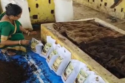आजमगढ़: गोबर से महिलाएं कमा रहीं लाखों, 50 पैसे की लागत से होगी ₹2.37 करोड़ की कमाई