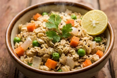 वजन घटाने के लिए नाश्ते में ट्राई करें मसालेदार ओट्स उपमा, जानिए बनाने की आसान विधि