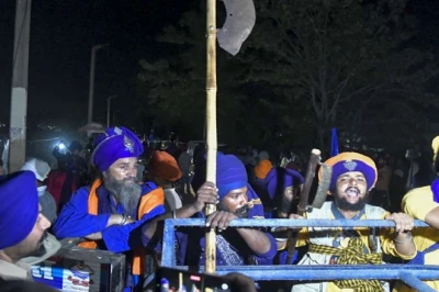 हिमाचल-उत्तराखंड बॉर्डर पर तनाव, निहंगों ने तोड़े बैरिकेड्स; जानें क्या है पूरा विवाद
