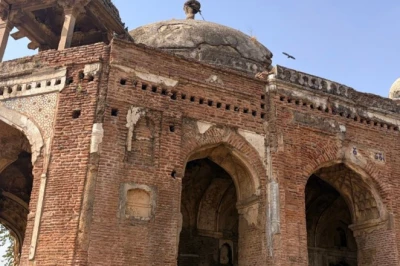 जौनपुर की शान है 'बारा दुआरिया', ताजमहल जैसी वास्तुकला देखने के लिए पर्यटकों की उमड़ती है भीड़