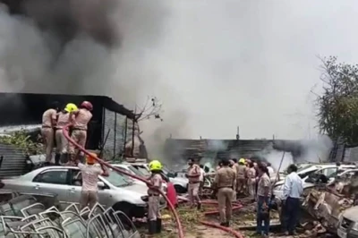 चंडीगढ़ के डड्डू माजरा में भीषण अग्निकांड, कबाड़ बाजार की 20 गाड़ियां और कई दुकानें जलकर राख