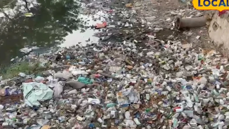 नोएडा में मानसून से पहले नालों की बदहाल स्थिति, सफाई में देरी से ग्रीन बेल्ट में बह रहा गंदा पानी