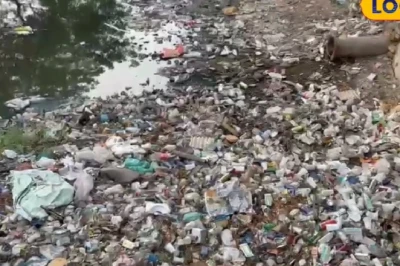 नोएडा में मानसून से पहले नालों की बदहाल स्थिति, सफाई में देरी से ग्रीन बेल्ट में बह रहा गंदा पानी