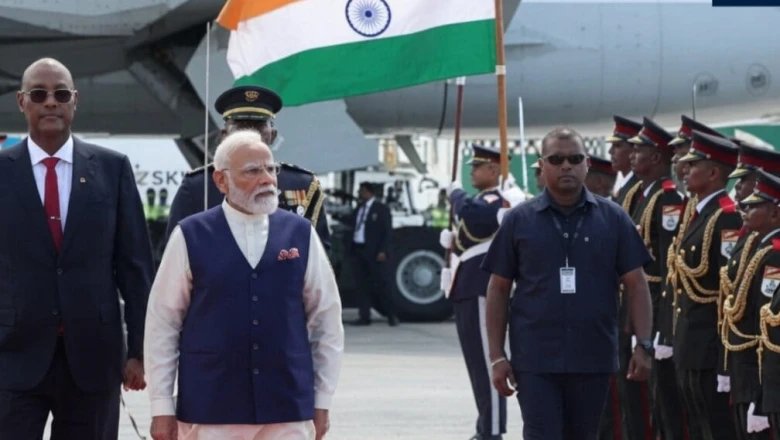 सेशेल्स पहुंचे प्रधानमंत्री नरेंद्र मोदी, भारतीय नौसेना के जंगी जहाजों ने बढ़ाया भारत का मान