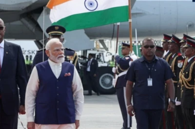 सेशेल्स पहुंचे प्रधानमंत्री नरेंद्र मोदी, भारतीय नौसेना के जंगी जहाजों ने बढ़ाया भारत का मान