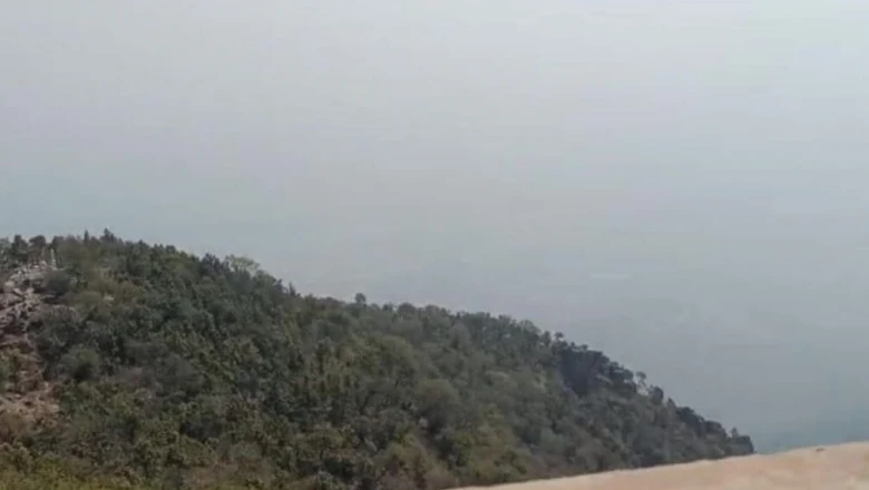 मानसून की फुहारों ने बदला पारसनाथ पर्वत का स्वरूप, बादलों के आगोश में सिमटा आस्था का यह महातीर्थ