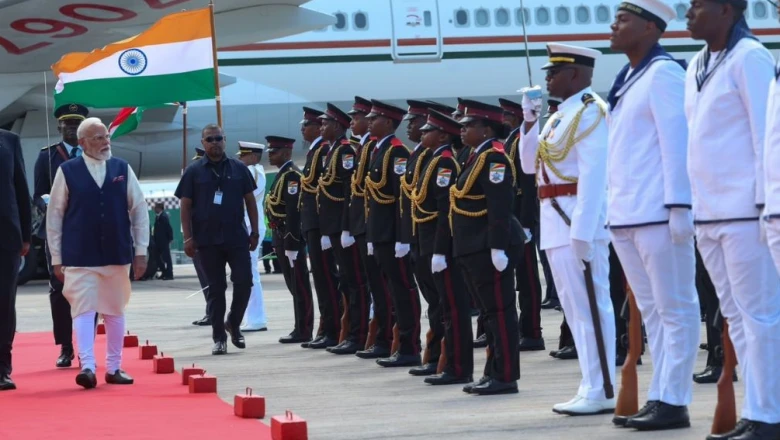 सेशेल्स के तीन दिवसीय दौरे पर पहुंचे प्रधानमंत्री नरेंद्र मोदी, राष्ट्रपति हर्मिनी ने किया गर्मजोशी से स्वागत