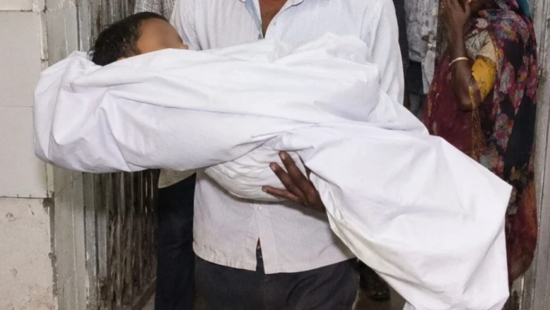 विदिशा: व्यवस्था की शर्मनाक तस्वीर, एंबुलेंस और स्ट्रेचर नहीं मिलने पर पिता गोद में लेकर गया 5 साल के बेटे का शव