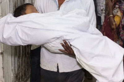 विदिशा: व्यवस्था की शर्मनाक तस्वीर, एंबुलेंस और स्ट्रेचर नहीं मिलने पर पिता गोद में लेकर गया 5 साल के बेटे का शव