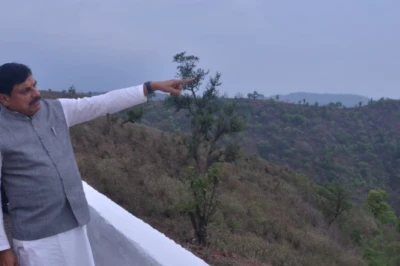 बैतूल के कुकरू में मुख्यमंत्री मोहन यादव का दौरा: स्व-सहायता समूह की महिलाओं से की मुलाकात, चखा मावा रबड़ी का स्वाद