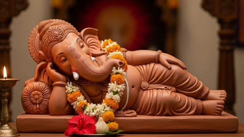 घर में सोते हुए गणेश जी की मूर्ति रखना शुभ या अशुभ? वास्तु और ज्योतिष के अनुसार जानिए सही नियम