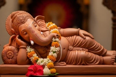 घर में सोते हुए गणेश जी की मूर्ति रखना शुभ या अशुभ? वास्तु और ज्योतिष के अनुसार जानिए सही नियम