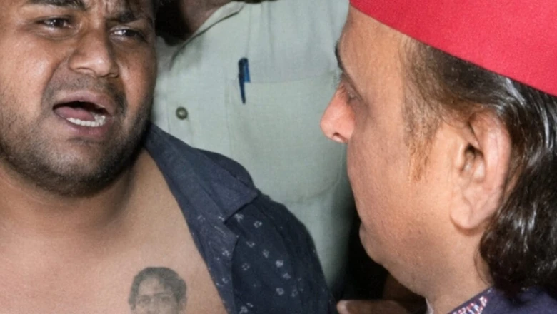 आजमगढ़ में अखिलेश यादव के सामने समर्थकों का अनोखा अंदाज, सीने पर डिंपल यादव का टैटू बनवाकर की मुलाकात