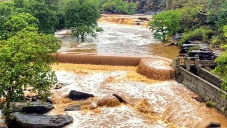 मिर्जापुर की लखनिया दरी तीन महीने से सील, ठेकेदारों के विवाद से पर्यटकों और स्थानीय कारोबारियों को भारी नुकसान