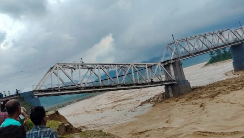 असम में मूसलाधार बारिश का कहर, धेमाजी में कटाव से टूटा रेलवे पुल, अमित शाह ने लिया जायजा