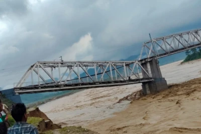 असम में मूसलाधार बारिश का कहर, धेमाजी में कटाव से टूटा रेलवे पुल, अमित शाह ने लिया जायजा