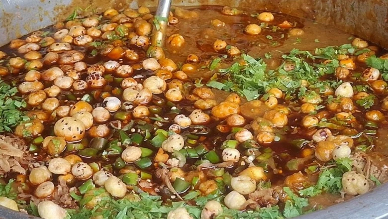 आगरा में चखिए चित्तौड़गढ़ का स्वाद: महज 15 रुपये में कचौड़ी और कढ़ी का अनोखा संगम