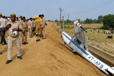 कासगंज में हादसा: प्रशिक्षण के दौरान हाईवे पर गिरा विमान, बिजली के तारों से टकराई महिला पायलट