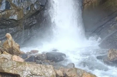भीड़-भाड़ से दूर सुकून की तलाश, मालदेवता के पास छुपा है यह शानदार वॉटरफॉल