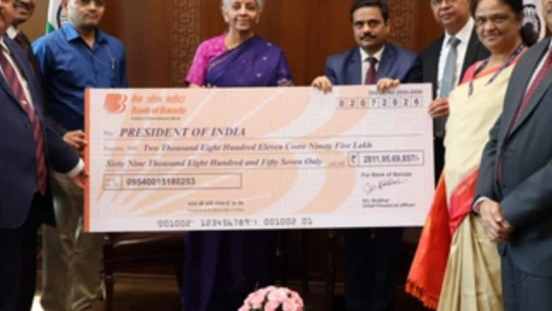 सरकारी बैंकों की दिवाली: सरकार को मिले 9,400 करोड़ रुपये से ज्यादा के डिविडेंड, वित्त मंत्री को सौंपा चेक