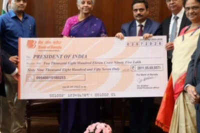 सरकारी बैंकों की दिवाली: सरकार को मिले 9,400 करोड़ रुपये से ज्यादा के डिविडेंड, वित्त मंत्री को सौंपा चेक