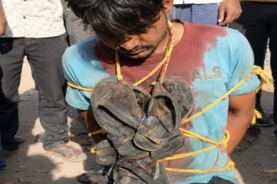 नीमच में तालिबानी फरमान: युवती से मिलने गए युवक को खंभे से बांधकर पीटा, जूतों की माला पहनाकर किया अपमानित