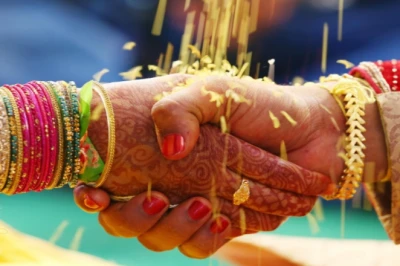 गुजरात हाई कोर्ट का बड़ा फैसला: सिर्फ मैरिज सर्टिफिकेट से सिद्ध नहीं होती हिंदू शादी, पारंपरिक रस्में अनिवार्य