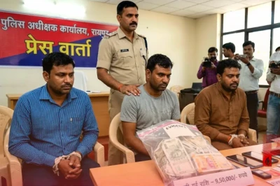 रायपुर में अनोखी ठगी: महिला की आवाज में बात कर रिटायर्ड टेक्निशियन से ऐंठे साढ़े नौ लाख रुपये, उड़ीसा के तीन शातिर गिरफ्तार