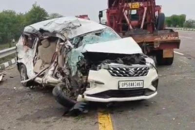 उन्नाव सड़क हादसा: आगरा-लखनऊ एक्सप्रेस-वे पर स्लीपर बस और कार की भीषण टक्कर में 5 लोगों की मौत