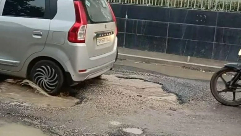 ग्रेटर नोएडा के अल्फा-2 में नागरिक सुविधाओं का बुरा हाल, सड़क के गड्ढे और गंदे पानी से परेशान स्थानीय लोग
