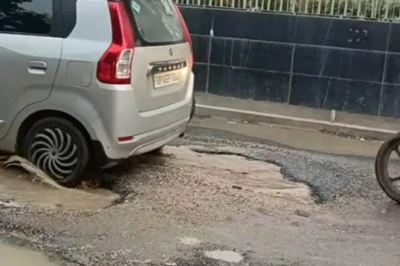 ग्रेटर नोएडा के अल्फा-2 में नागरिक सुविधाओं का बुरा हाल, सड़क के गड्ढे और गंदे पानी से परेशान स्थानीय लोग