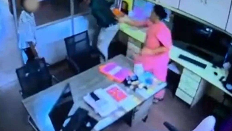 छत्रपति संभाजीनगर: स्कूल में टीसी लेने आए छात्र ने शिक्षक पर किया चाकू से हमला, सीसीटीवी में कैद हुई खौफनाक वारदात