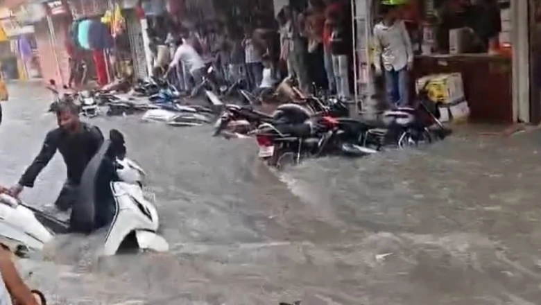 सीहोर में बारिश का कहर: आष्टा और इछावर में बाढ़ जैसे हालात, दुकानों में भरा पानी
