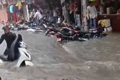 सीहोर में बारिश का कहर: आष्टा और इछावर में बाढ़ जैसे हालात, दुकानों में भरा पानी