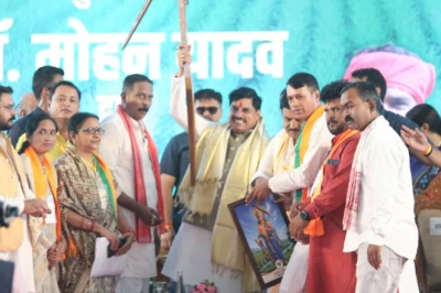 सीएम मोहन यादव का अनोखा अंदाज, सिवनी में खुद धान बोई और करोड़ों की सौगात दी