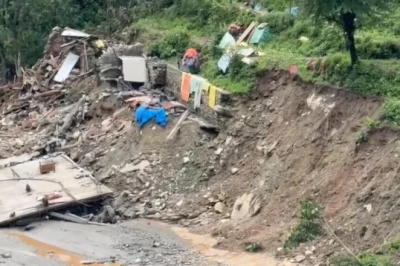 हिमाचल की सराज घाटी में कयामत की वो रात: 500 घर तबाह, 1000 करोड़ का नुकसान और अपनों की तलाश में भटकते लोग
