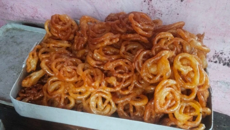 देवघर की इस मशहूर दुकान में ढाई रुपये में मिल रहा है समोसा और जलेबी, 18 साल से कायम है लोकप्रियता