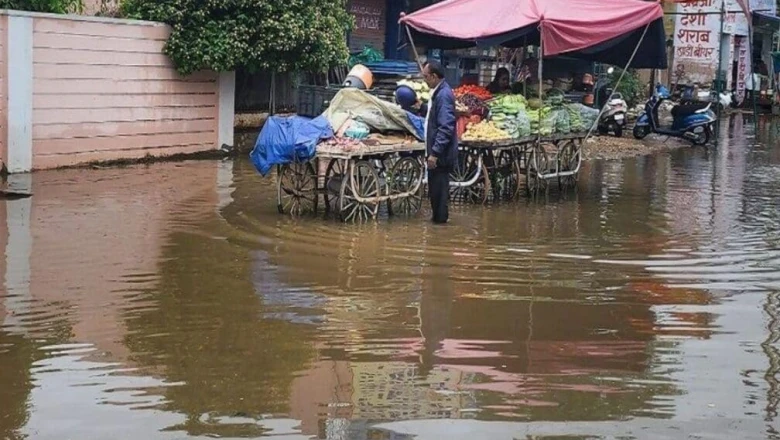 मंडला में एक घंटे की मूसलाधार बारिश से सड़कों पर बाढ़ जैसे हालात, दुकानों में घुसा पानी