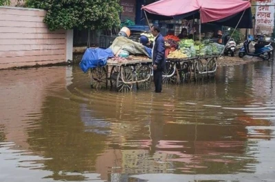 मंडला में एक घंटे की मूसलाधार बारिश से सड़कों पर बाढ़ जैसे हालात, दुकानों में घुसा पानी