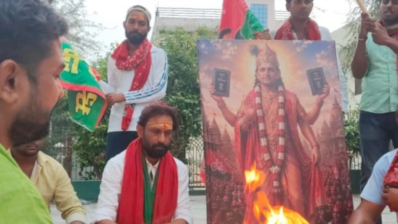 वाराणसी में कृष्ण अवतार में दिखे अखिलेश यादव, जन्मदिन पर हवन और वेद मंत्रों के साथ विशेष अनुष्ठान