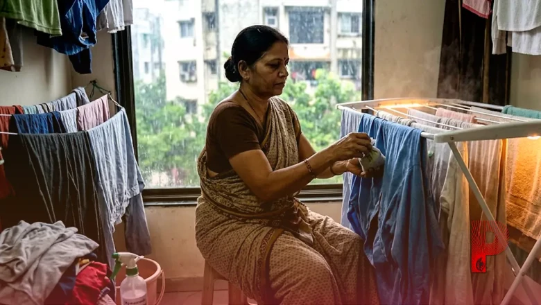 मानसून में कपड़ों से आने वाली सीलन की बदबू से हैं परेशान? अपनाएं ये असरदार तरीके, हमेशा महकेंगे आपके कपड़े